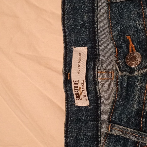 Signature Levi Mid Rise Boot Cut - Picture 3 of 9